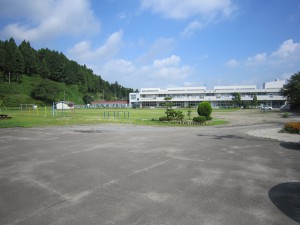 大和町立鶴巣小学校は全校生徒100名あまり。自然に恵まれた環境です。