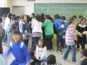IMG_6683 休み時間はピアノや木琴のまわりに人だかり。この遊びの中から曲が生まれました。