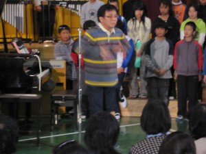 「ひみつの音楽会」の幕開けは、片岡さんの楽しいソロ演奏です。