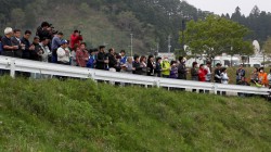 遠くに見える海と失われた町を見下ろしながら。