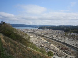 5月5日、志津川中学校から町の中心部を望む。