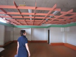 五日町の空き店舗。空間演出のプランを練るアーティストのHiromi。