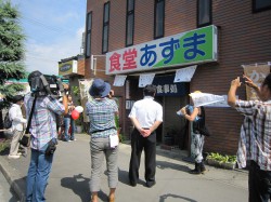 食堂あずまさん前。超ビッグサイズの海老フライ定食が名物のお店です。きりこはもちろん海老！